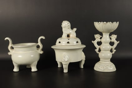 Lots Chinese fine porcelain items. Largest H: 7" x W: 3.6."