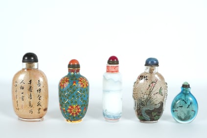 Lots Chinese fine snuff bottles.
