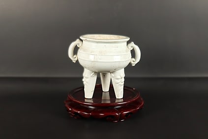 Chinese fine footed censer. Maker's mark on the bottom. H: 6.5" x W: 5.5."