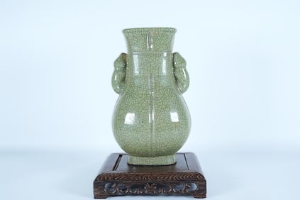 Chinese fine crackled vase. H: 9.2" x W: 5.5."