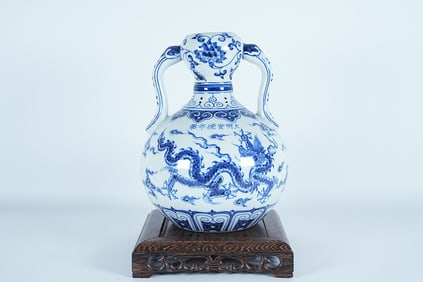Chinese fine blue and white vase. H: 9.5" x W: 7."