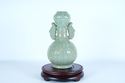 Chinese fine crackled vase. H: 9.5" x W: 5."