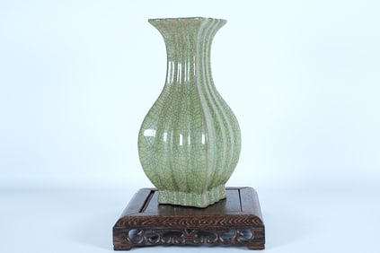Chinese fine crackled vase. H: 9.2" x W: 4."
