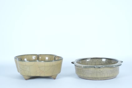 Lots Chinese fine crackled porcelains. Largest H: 2.3" x W: 6.5."