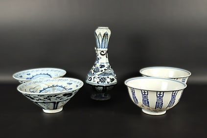 Lots Chinese fine blue and white porcelains. Largest H: 2" x W: 5."