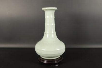 Chinese fine crackled vase. H: 9" x W: 5.5."