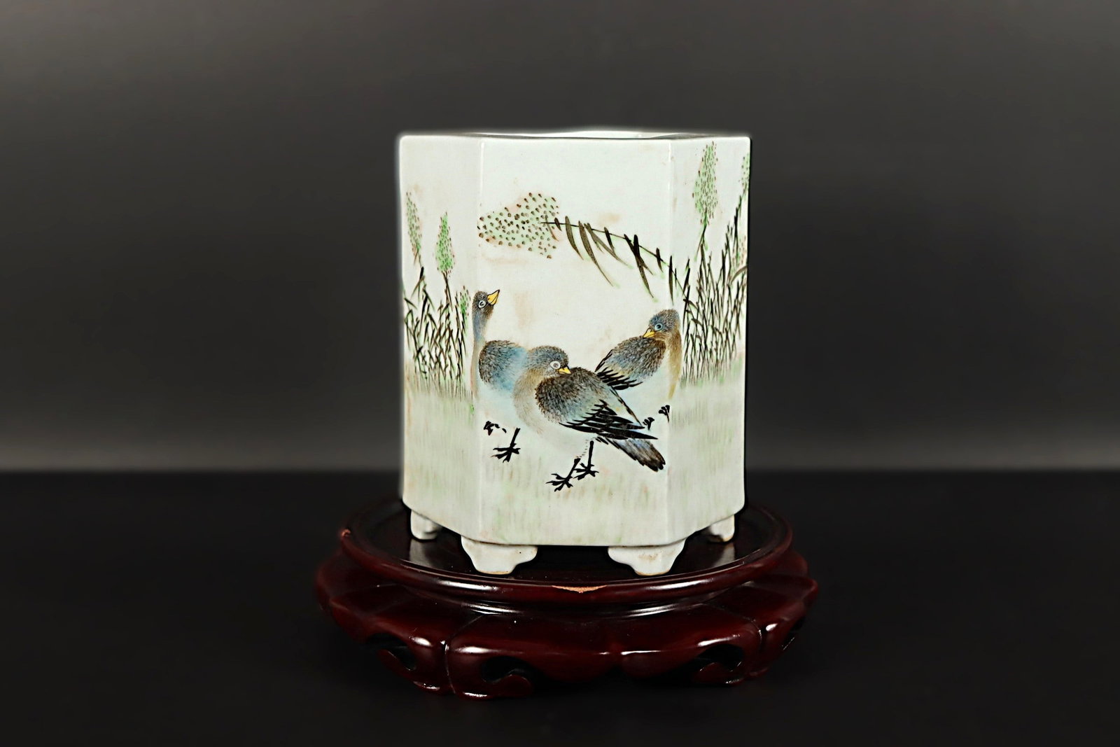 Chinese fine brush pot. H: 5.5" x W: 4.8.": Chinese fine brush pot. H: 5.5" x W: 4.8."