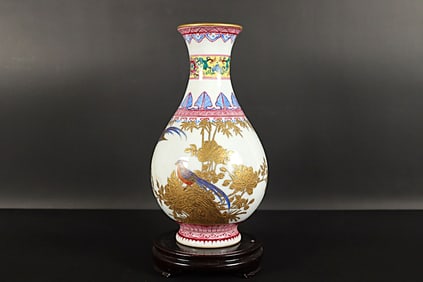 Chinese famille rose fine vase. H: 9.25" x W: 5."