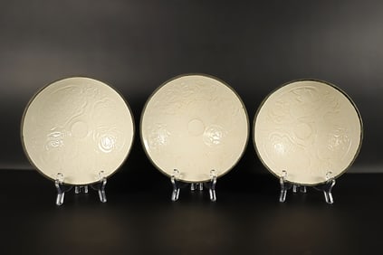 Lots Chinese fine bowls. Largest H: 2.4" x W: 8."