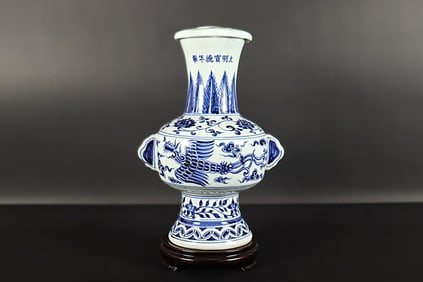 Chinese fine b/w vase. H: 10" x W: 7."