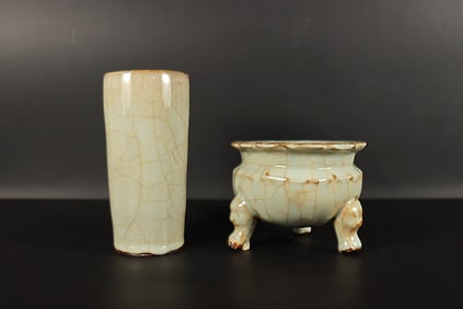Lots Chinese fine crackled porcelains. Largest H: 6.4" x W: 2.8."