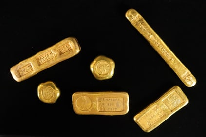 Lots Chinese ingots. Condition selling it as is. All sales are final.