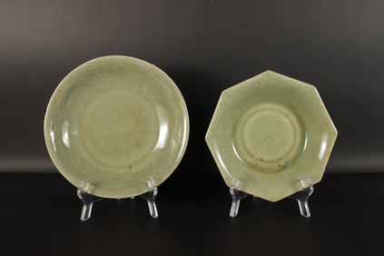 2 Chinese green dish. Largest H: 1.5" x W: 8."