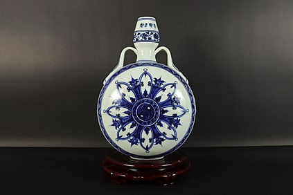 Chinese fine b/w flask vase. H: 11" x W: 7.5."