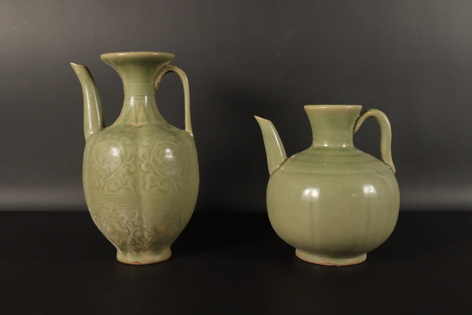 2 Chinese fine green pot. H: 8" x W: 4.7.": 2 Chinese fine green pot. H: 8" x W: 4.7."