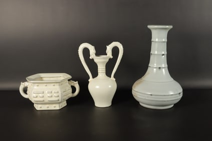 Lots Chinese fine white porcelains. Largest H: 9" x W: 5.5."
