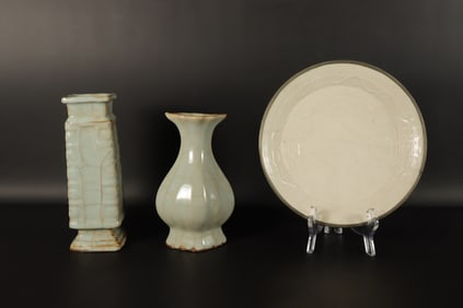 Lots Chinese fine ceramics.