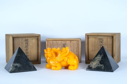 Lots Chinese items, with wooden storage box. Largest H: 3.5" x W: 5.5."