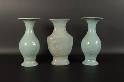 Lots Chinese fine celadon vase. Largest H: 7.4" x W: 3.3."