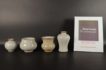 Lots Chinese fine crackled vase. Largest H: 6" x W: 3.8."