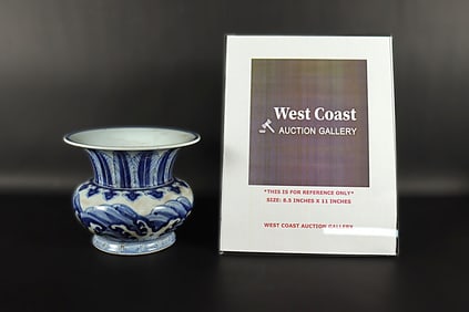 Chinese fine blue and white pot. H: 6.6" x W: 5.4."