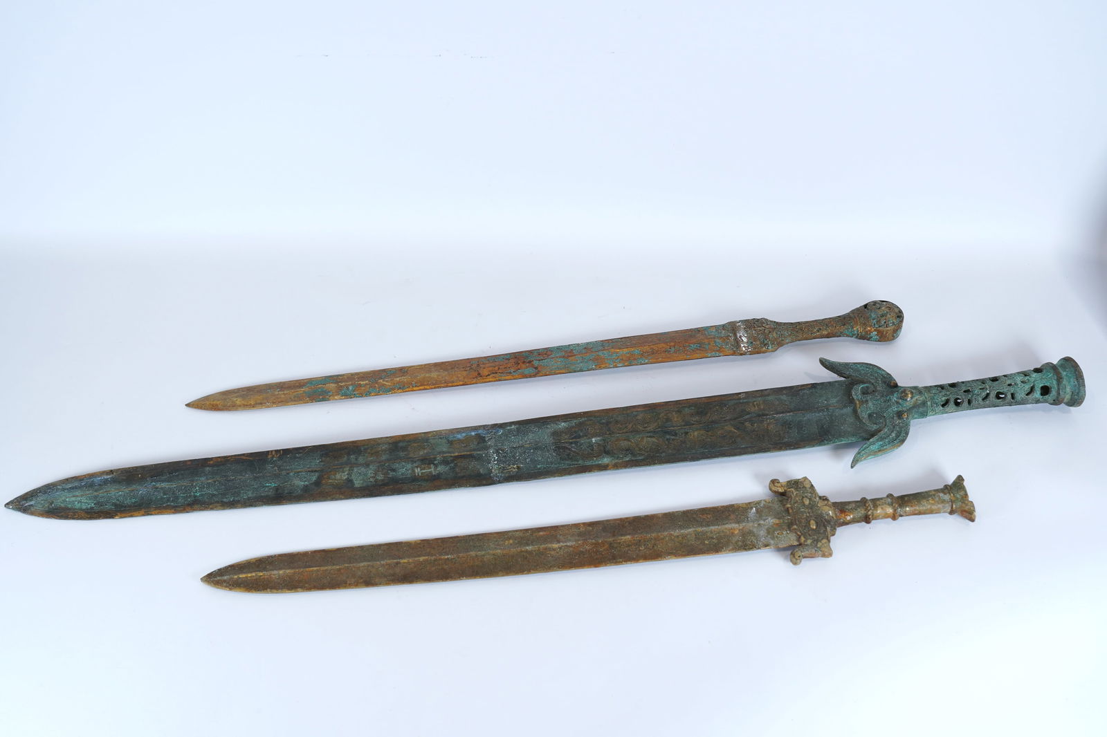 Lots Chinese fine bronze sword. Longest L: 37.5" x W: 4.5." (1 of 7)