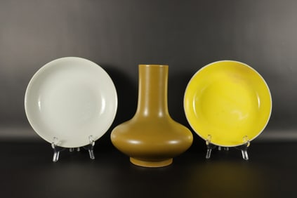 Lots Chinese porcelains, largest H: 8.2" x W: 7.5."