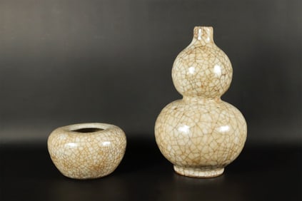 2 Chinese crackled vase