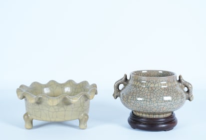 2 Chinese fine crackled items