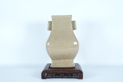 Chinese fine handled crackled vase
