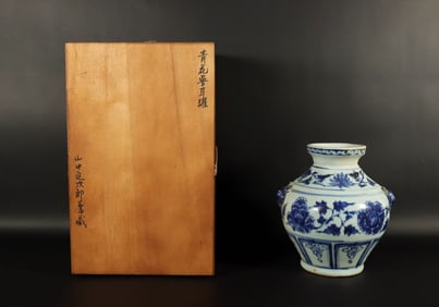 Chinese fine b/w jar