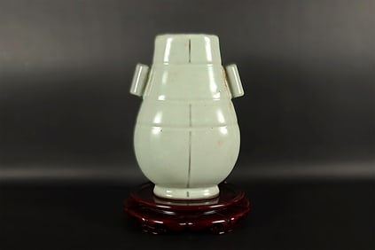 Chinese fine handled vase
