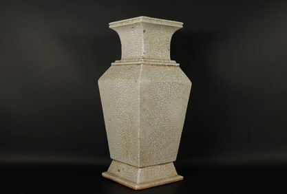 Chinese fine crackled vase