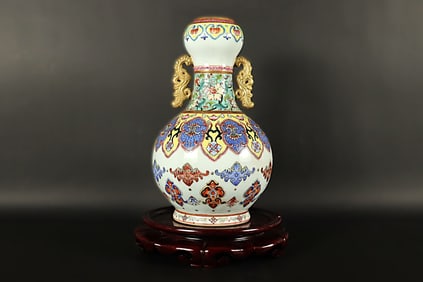 Chinese fine famille rose vase