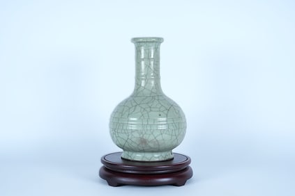 Chinese fine crackled vase