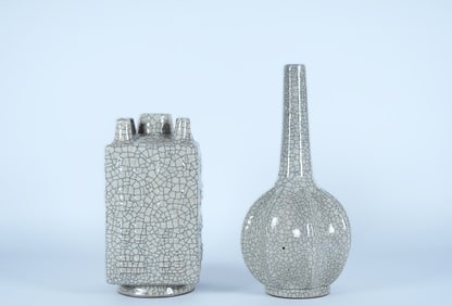 2 Chinese crackled vase