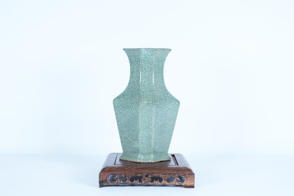 Chinese fine crackled vase
