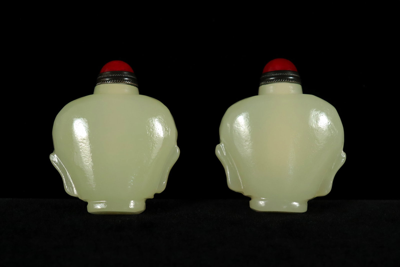 2 Chinese snuff bottles: 2 Chinese fine snuff bottles.