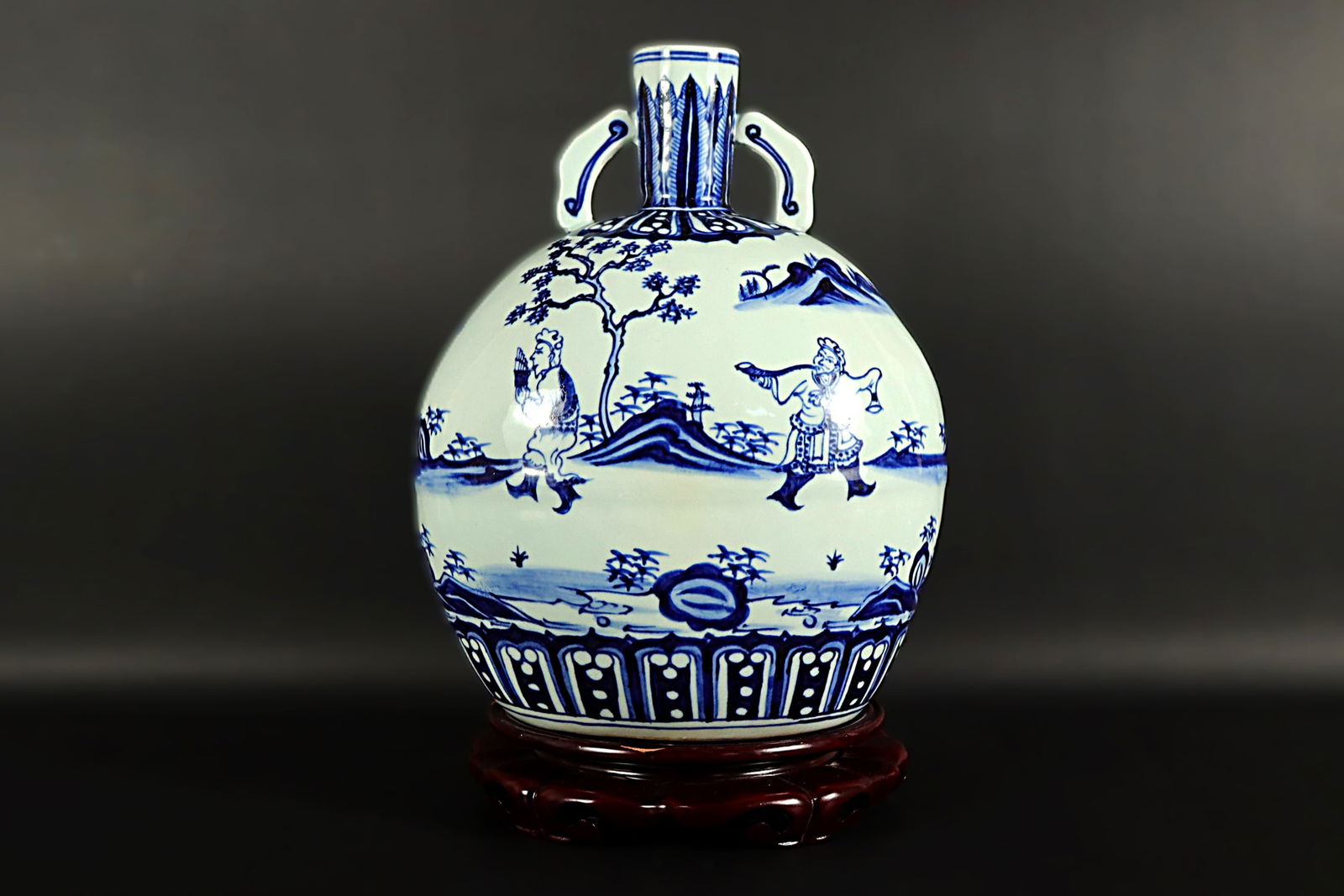 Chinese b/w flask vase: Chinese fine blue and white flask vase. H: 10.7" x W: 9."