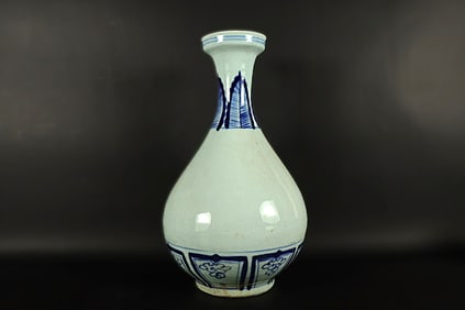 Chinese tall b/w vase