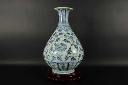 Chinese fine b/w floral vase