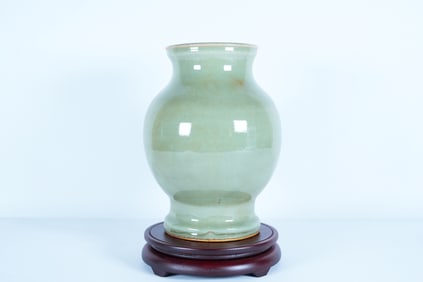 Chinese fine green vase