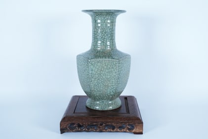 Chinese fine crackled vase