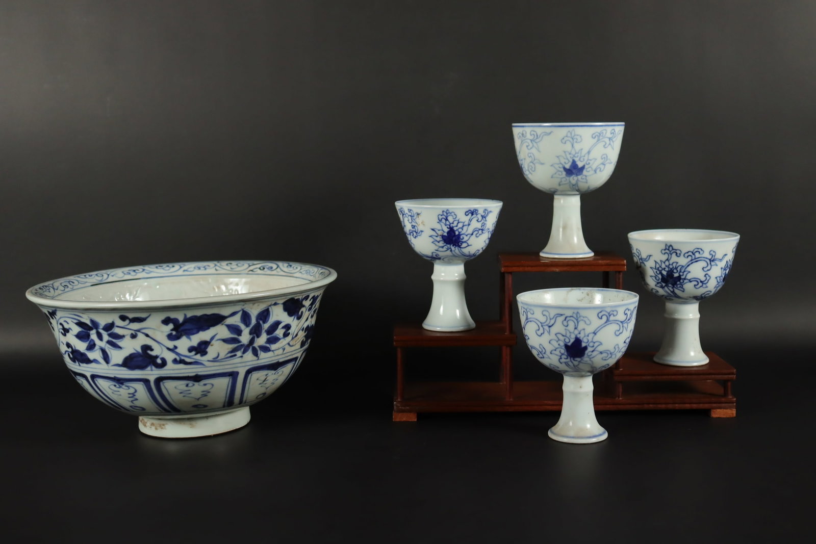 Lots Chinese b/w porcelains: Lots Chinese blue and white fine porcelains, largest H: 3.5" x W: 8."