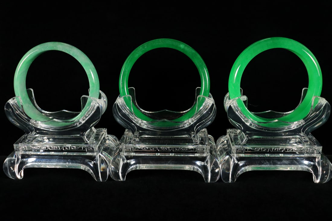 Lots Chinese fine bangles: Lots Chinese fine bangles.