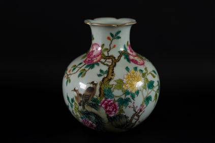 Chinese fine famille rose vase