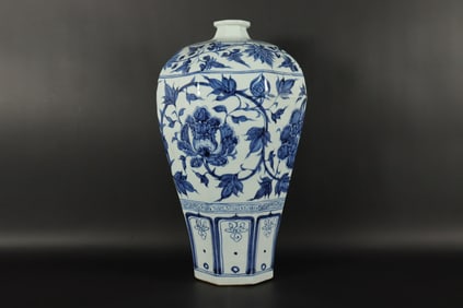 Chinese important fine b/w vase