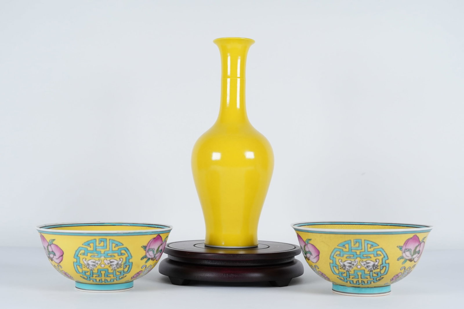 Lots Chinese fine porcelains: Lots Chinese fine porcelains, largest H: 10.5" x W: 4.5."