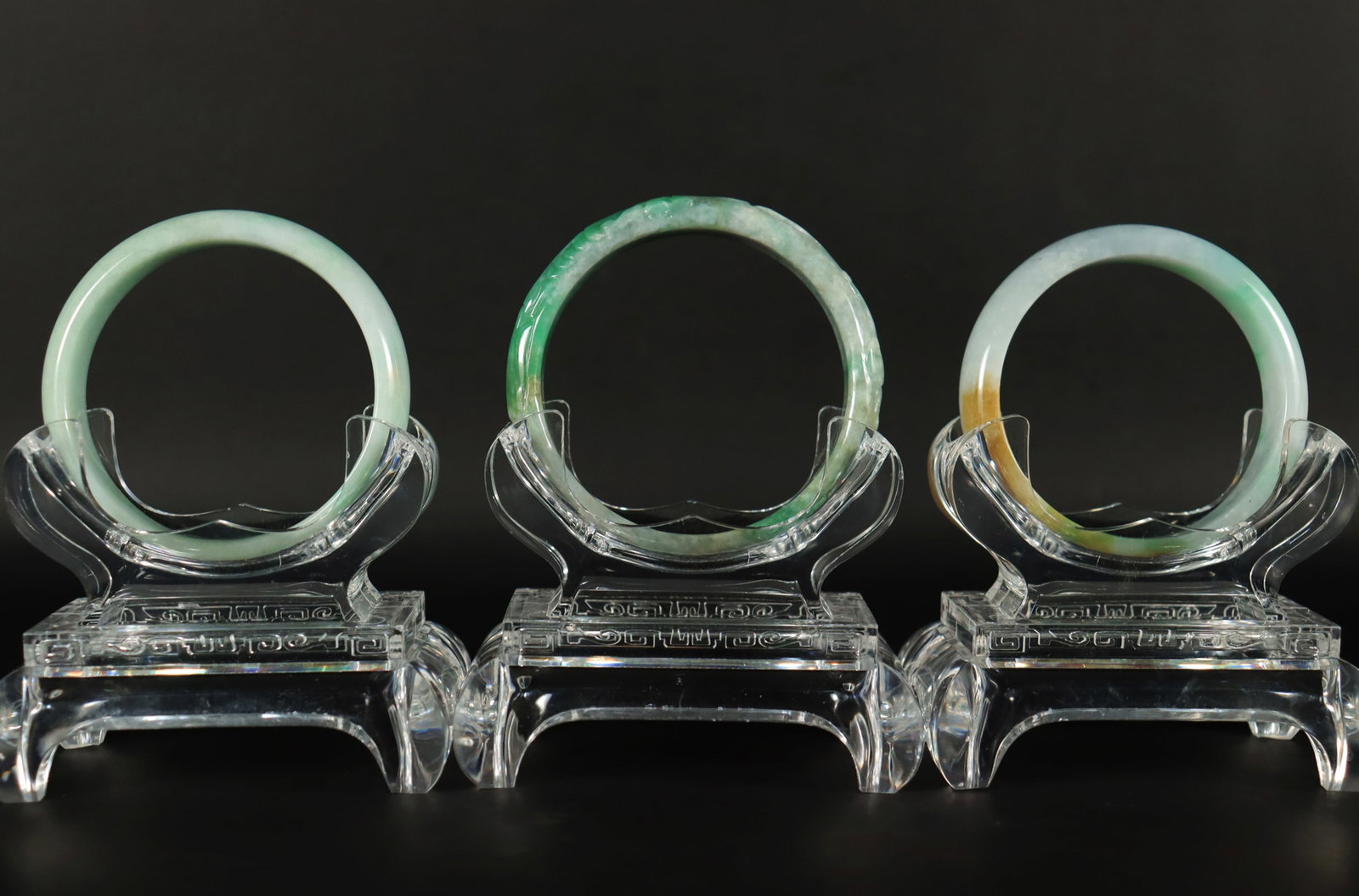 Lots Chinese jadeite bangles: Lots Chinese jadeite bangles.