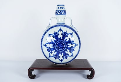 Chinese fine b/w flask vase